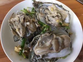 铺上腌制好的肉。