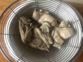 流动水洗干净控干水份。
