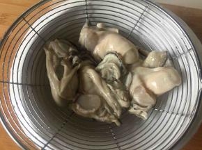 流动水洗干净控干水份。