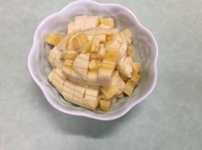 将香蕉去皮切成小丁备用。