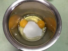 将鸡蛋，细砂糖放入一个盆中。