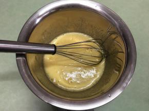 用手动打蛋器混合均匀。