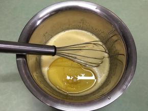 加入牛奶，玉米油。