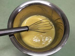 用手动打蛋器混合均匀。