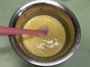 用硅胶刀搅拌均匀。