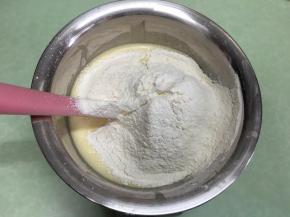 加入低筋面粉、泡打粉、小苏打粉。