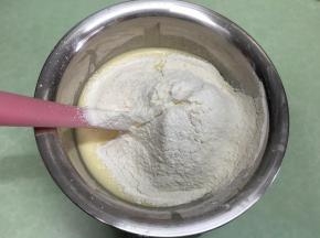 加入低筋面粉、泡打粉、小苏打粉。
