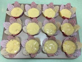 用小勺分到准备好的蛋糕模具中，7、8分满就可以。