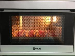 放入提前预热的烤箱中进行烘烤，温度为上管150度，下管165度，时间为25分钟左右。