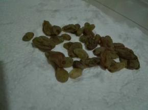 葡萄干浸泡一下，用厨房纸吸干水份