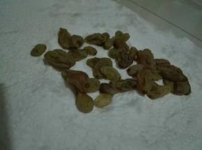 葡萄干浸泡一下，用厨房纸吸干水份