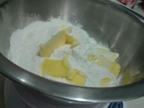 面粉加盐，加热黄油混合
