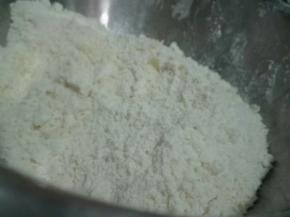 用双手一同搓细沫