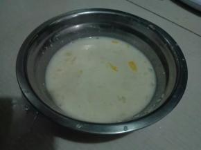 蛋液，牛奶，酵母，糖混合均匀