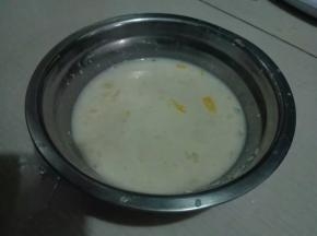 蛋液，牛奶，酵母，糖混合均匀