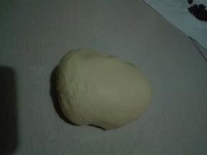 揉成光滑面团（开始面团会非常黏手，很正常，揉几下就好了）