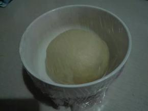 整理成圆形，盖保鲜膜冷藏一晚上