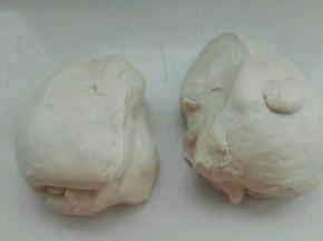 揉好的面团等分两份