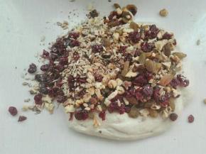 其中一份加入干果混合揉至均匀