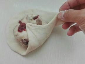 如图提起一角按压到中间，相邻提起继续按压