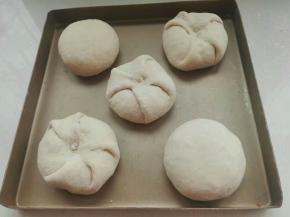 也可以直接包好，收口朝下（烤箱放热水，二次发酵40分钟）