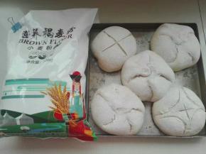 发酵好的面团，表面筛新良褐麦粉