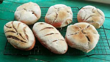 烤箱预热，中下层上下火200度，20分钟（根据自家烤箱实际温度操作）蒸汽烤箱最好