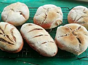 烤箱预热，中下层上下火200度，20分钟（根据自家烤箱实际温度操作）蒸汽烤箱最好