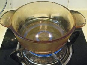 色拉油小火加热至沸腾