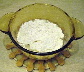 倒入已经过筛的低筋面粉，搅拌均匀