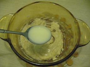 面糊中加入炼奶.拌成奶糊状