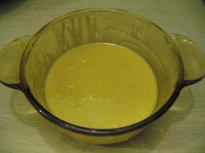 把打散的蛋液加入到之前的奶糊中用手动打蛋器搅拌成顺滑状态，就是蛋黄糊