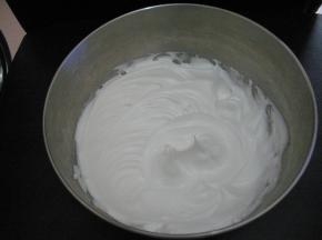 蛋清中加几滴柠檬汁，至出鱼眼泡，加入三分之一白糖，打至大约一分钟，加入另外三分之一白糖，在打至大约一分钟，第三次加入剩下的三分之一白糖，打至干性蛋白