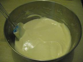 取三分之一的蛋白霜加入到蛋黄糊中，切拌均匀，然后将蛋黄糊倒入剩余的蛋白霜中，拌成顺滑的蛋糕糊