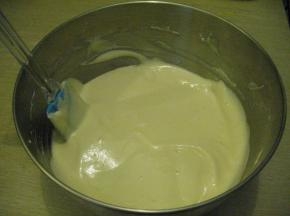 取三分之一的蛋白霜加入到蛋黄糊中，切拌均匀，然后将蛋黄糊倒入剩余的蛋白霜中，拌成顺滑的蛋糕糊