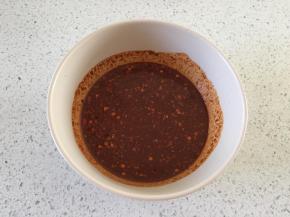 酷克壹佰鸡公煲调料一袋，鸡公煲调料倒入碗中，加入70克水调匀