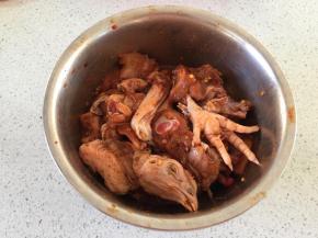 鸡切成小块，加入酷克壹佰料汁，充匀抓匀，腌制2小时以上