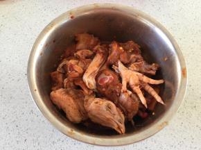 鸡切成小块，加入酷克壹佰料汁，充匀抓匀，腌制2小时以上