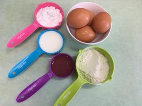 我们先准备做戚风蛋糕的材料。