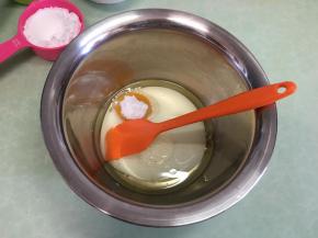 将40克玉米油，60克牛奶，15克细砂糖，一个蛋黄放入一个盆里。