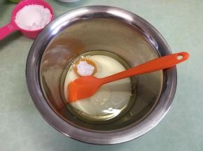 将40克玉米油，60克牛奶，15克细砂糖，一个蛋黄放入一个盆里。