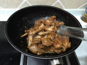 锅烧热倒入油，加入蒜，小火炒至微黄，加入腌好的鸡块翻炒，加入适量黄酒翻炒去腥