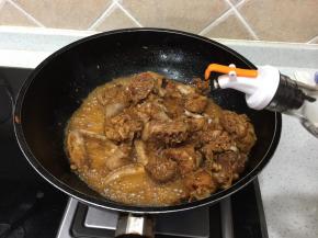 加入适量酱油翻炒均匀