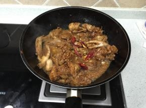 加入适量干辣椒，加入干辣椒可以去腥，同时增加味道，辣度根据自己家口味来调节