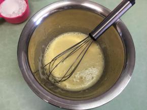 用打蛋器搅拌均匀，至糖溶解。