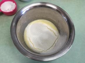 筛入低筋面粉。