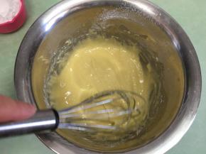 用打蛋器“Z”字形搅拌均匀，至没有干粉颗粒。