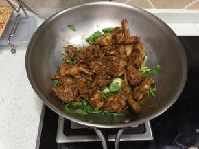 把炒熟的鸡块放在青菜上，小火炖至菜熟，就出锅