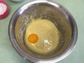 分三次加入蛋黄，每次搅拌均匀加入第二个蛋黄。
