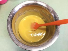 这是混合好的蛋黄液。